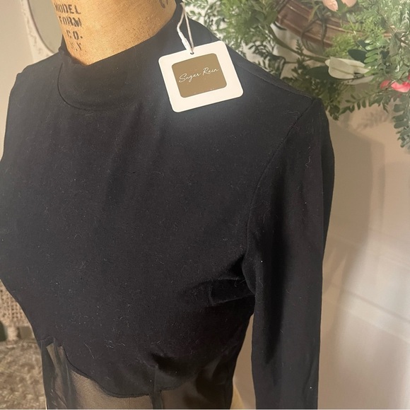 Sugar Rain, black long
Sleeve Crop Top with Sheer Panel Women's Large - Picture 2 of 8